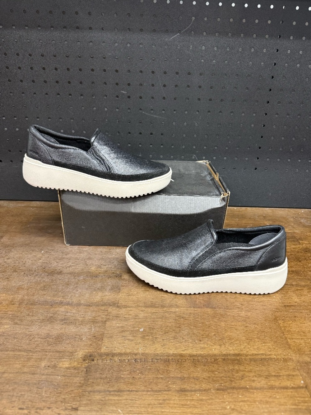 New W/ Box! Women's Vionic Kearny Black Leather Platform Slip On Sneakers Size 7